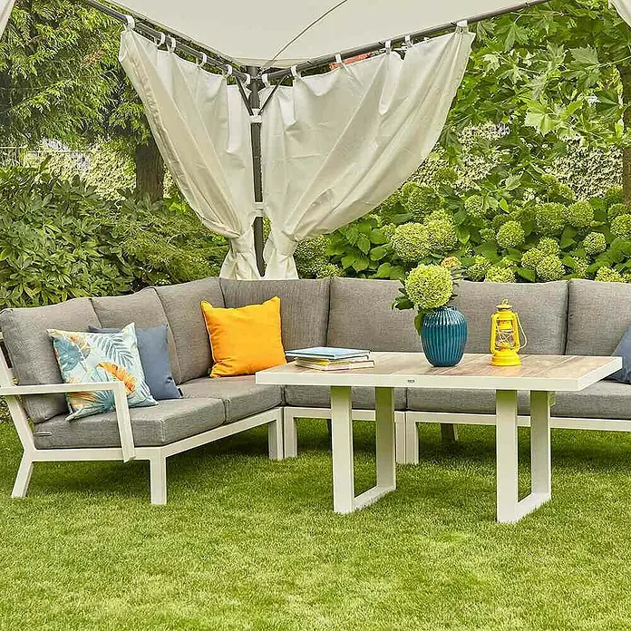 Siena Garden Pavillon-Seitenwand Berlino - Siena Garden Pavillon Berlino 4x4 - Eine stilvolle Gartengarnitur mit Ecksofa und Tisch, dekoriert mit Kissen, Vase und Laterne auf einem gepflegten Rasen.
