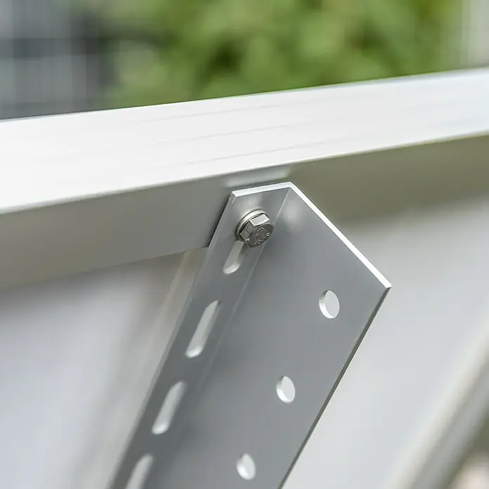 Offgridtec Solarmodul 0% MwSt. (gem. § 12 Abs. 3 UStG) - Nennleistung: 150 W, 114 x 68 x 3,5 cm, 1 Stk. - Nahaufnahme einer Aluminium-Solarpanel-Halterung, die mit einer Schraube an einem silbernen Rahmen befestigt ist, ideal für die Installation von Solaranlagen.