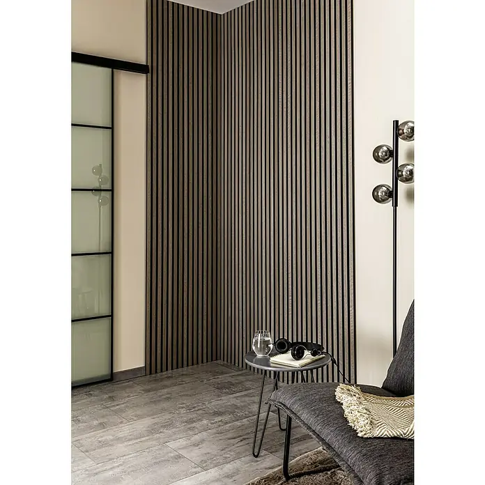 FibroTech Akustikpaneel Premium - Grey Oak, 2.440 x 605 x 22 mm - Holzwandpaneele mit schmalen, vertikalen Streifen verleihen dem Raum Struktur. Das moderne Design integriert sich stilvoll in den Wohnbereich.