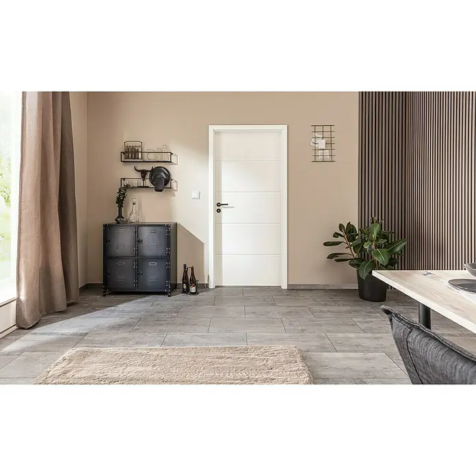 Kilsgaard Zimmertür Lines - 610 x 1.985 mm, DIN Anschlag: Links, Weiß lackiert, ähnlich RAL 9010, Röhrenspan - Eine moderne weiße Innentür mit horizontalen Paneelen. Das stilvolle Design passt gut zu verschiedenen Einrichtungsstilen und verleiht dem Raum eine klare Ästhetik.