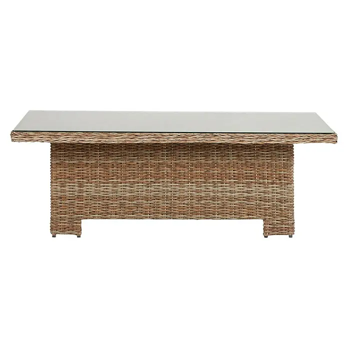 Mesa de jardín Gotland - L x An x Al: 134 x 84 x 68 cm, Aluminio/Ratán sintético, Arena - Esta mesa de centro rectangular cuenta con una tapa de vidrio y un marco de ratán de mimbre claro, aportando un ambiente natural.