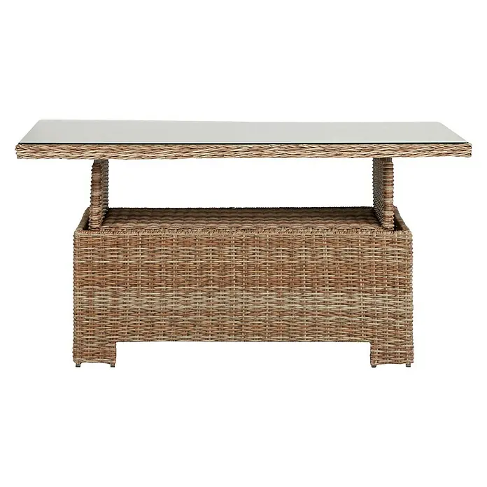 Mesa de jardín Gotland - L x An x Al: 134 x 84 x 68 cm, Aluminio/Ratán sintético, Arena - Imagen de una mesa de centro rectangular de ratán con tapa de cristal, perfecta para uso exterior.