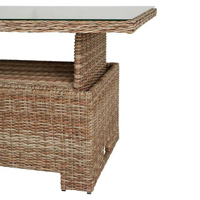 Mesa de jardín Gotland - L x An x Al: 134 x 84 x 68 cm, Aluminio/Ratán sintético, Arena - Vista detallada de una mesa de ratán con tapa de cristal y estante de almacenamiento, que emana una estética natural y elegante.