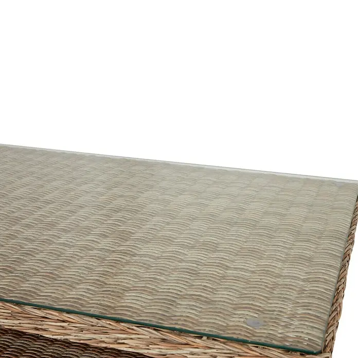 Mesa de jardín Gotland - L x An x Al: 134 x 84 x 68 cm, Aluminio/Ratán sintético, Arena - Primer plano de una mesa de centro de ratán con tapa de cristal, que muestra la textura y el diseño de la mesa.