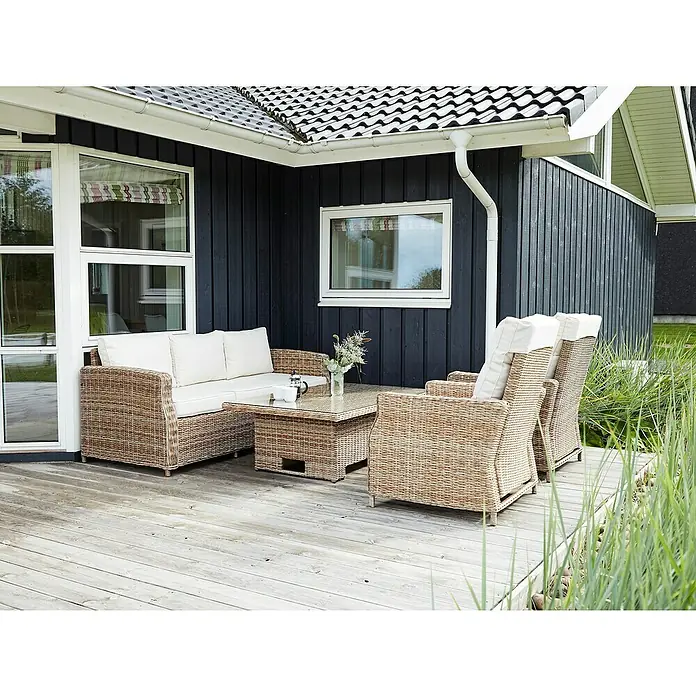 Mesa de jardín Gotland - L x An x Al: 134 x 84 x 68 cm, Aluminio/Ratán sintético, Arena - Acogedor patio con un conjunto de sofás, mesa y sillas de ratán, ideal para relajarse al aire libre.