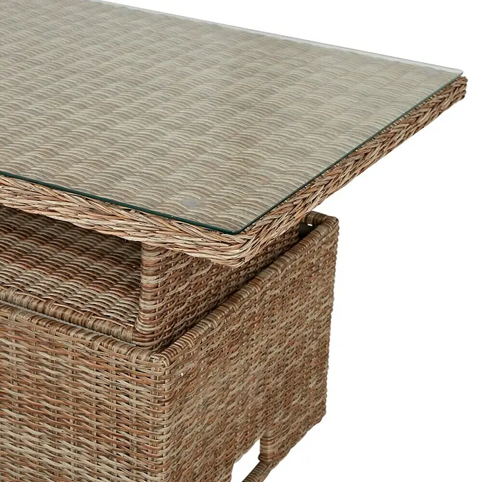 Mesa de jardín Gotland - L x An x Al: 134 x 84 x 68 cm, Aluminio/Ratán sintético, Arena - Primer plano de una mesa de exterior de mimbre con una tapa de vidrio. La mesa tiene un compartimento de almacenamiento y está hecha de material resistente a la intemperie.
