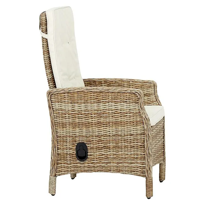 Sillón de jardín Gotland - An x Pr x Al: 60 x 70 x 110 cm, Arena, Poliratán - Primer plano de un sillón de ratán con cojines beige y una palanca negra. Sillón cómodo y elegante para exteriores.
