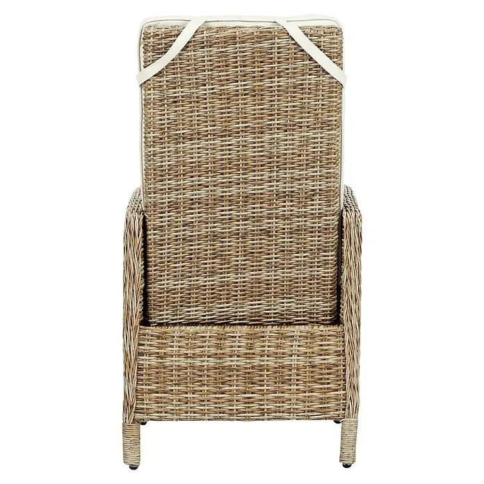 Sillón de jardín Gotland - An x Pr x Al: 60 x 70 x 110 cm, Arena, Poliratán - Primer plano de una silla de mimbre con correas beige. La silla tiene un diseño tejido y es ideal para exteriores.