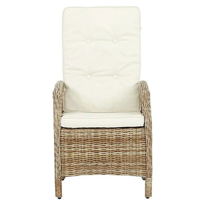 Sillón de jardín Gotland - An x Pr x Al: 60 x 70 x 110 cm, Arena, Poliratán - Sillón de ratán con cojines color crema y detalles de botones para un confort elegante.