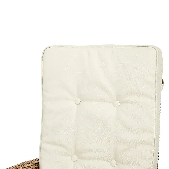 Sillón de jardín Gotland - An x Pr x Al: 60 x 70 x 110 cm, Arena, Poliratán - Primer plano de un cojín de silla color crema con un diseño de botones, que ofrece confort y estilo para cualquier hogar.