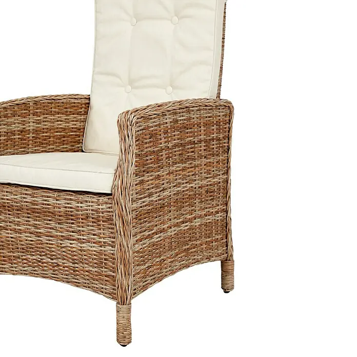 Sillón de jardín Gotland - An x Pr x Al: 60 x 70 x 110 cm, Arena, Poliratán - Primer plano de un sillón de ratán con cojines de asiento y respaldo. El sillón tiene un respaldo alto y reposabrazos.