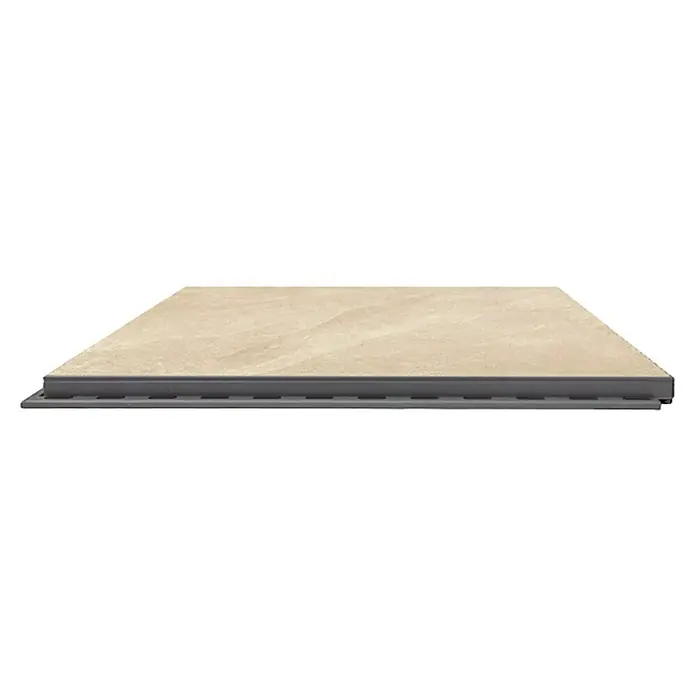 Terrassenfliese Click and Go Ardesia Gold - 60 x 60 cm, Beige/Gold, Matt - Das Bild zeigt eine einzelne beigefarbene Fliese mit Marmorierung, die auf einer dunklen Basis mit Verbindungsstücken liegt. Ideal für moderne Innenräume.