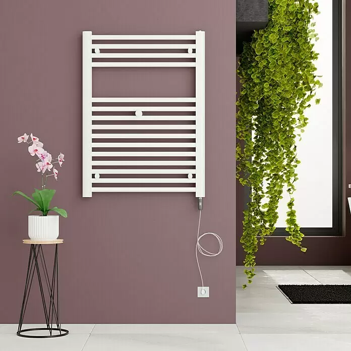 Admiral Elektro-Badheizkörper Berlin - B x H: 500 x 730 mm - Weißer elektrischer Handtuchwärmer an einer Wand im Badezimmer montiert, mit angeschlossenem Kabel an einer Steckdose.