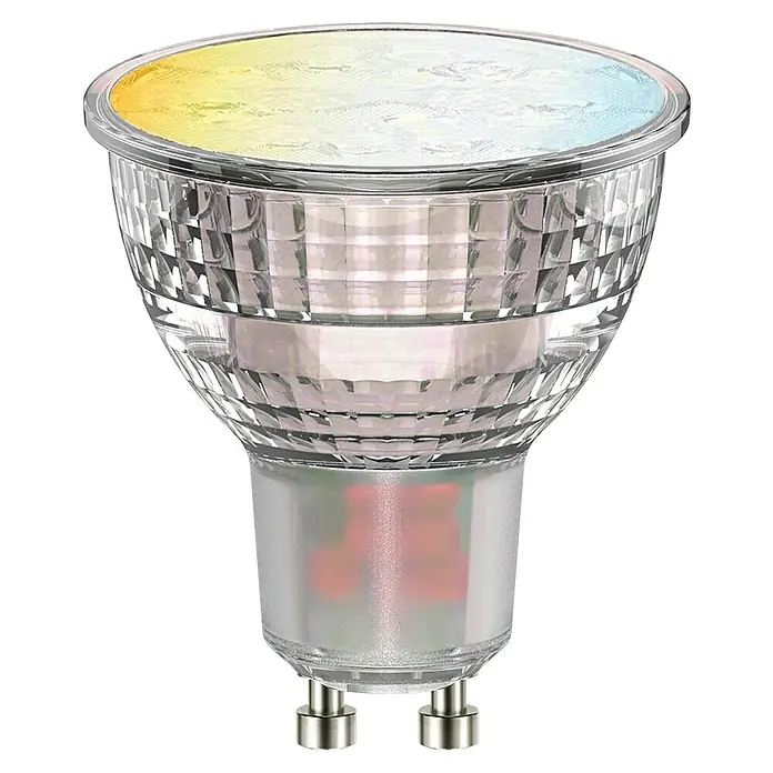 Müller-Licht Tint LED-Lampe Retro Reflektor - GU10, Dimmbar, Warmweiß, 350 lm, 4,8 W - Nahaufnahme einer GU10 LED-Lampe mit klarem, facettiertem Gehäuse und silbernen Stiften vor einem schwarzen Hintergrund.