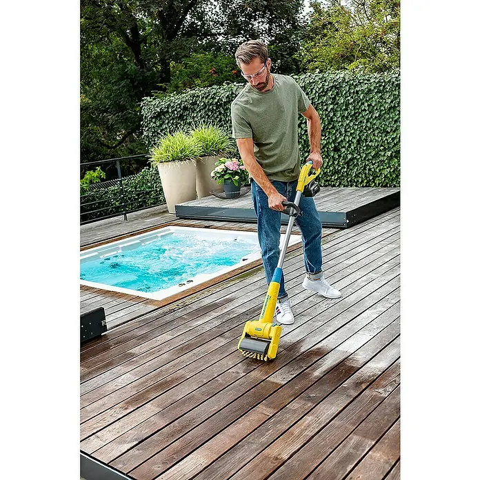 Gloria Bürstenwalze Universal - Geeignet für: Holzböden, Passend für: Gloria Bodenreinigungsbürste MultiBrush speedcontrol/li-on - Mann reinigt eine Holzterrasse mit dem gelben Kärcher PCL 4 Terrassenreiniger, einem Akku-Gerät für die mühelose Reinigung.