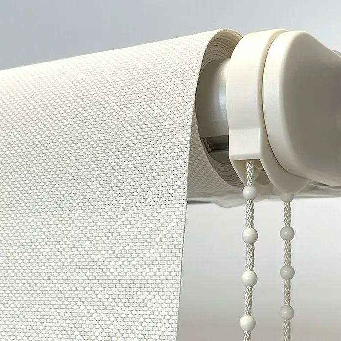 Estor enrollable screen 1% - An x Al: 120 x 250 cm, Blanco lino - Detalle de un estor enrollable color crema con cadena de bolas, mostrando una fina textura tejida ideal para difusión suave de la luz.