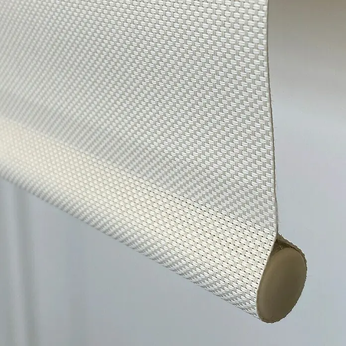 Estor enrollable screen 1% - An x Al: 120 x 250 cm, Blanco lino - Primer plano de una elegante persiana enrollable de color crema que muestra su fina textura tejida y el mecanismo de enrollamiento marrón.