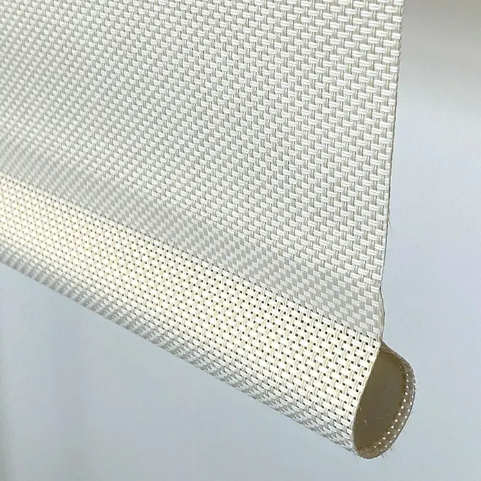 Estor enrollable screen 10% - An x Al: 120 x 190 cm, Blanco lino - Detalle de una persiana enrollable tejida de color claro, parcialmente enrollada, que muestra la fina textura del tejido.\n