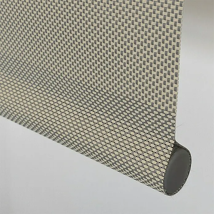Estor enrollable screen 10% - An x Al: 120 x 250 cm, Perla lino - Primer plano de un estor enrollable texturizado gris beige parcialmente enrollado, con un elegante extremo gris para una decoración de ventana moderna.
