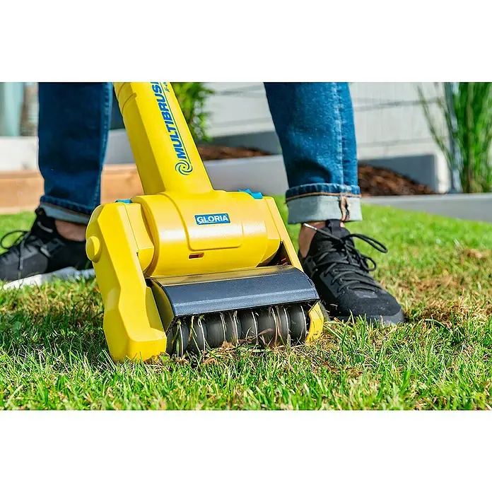 Gloria Power for All 18V Bodenreinigungsbürste Set MultiBrush li-on Plus inkl. Rasen-Lüfter - 18 V, Ohne Akku, Li-Ionen, 450 U/min - 1.260 U/min - Der Gloria Multibrush Flächenreiniger im Einsatz, ideal zur Rasenpflege. Entfernt effektiv Moos und Unkraut für einen gesunden Rasen.
