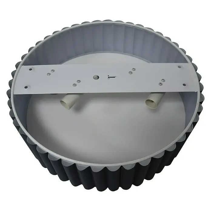 Tween Light Deckenleuchte rund Siena - 160 W, Grau, E14 - Eine Nahaufnahme einer runden Deckenleuchte mit einem dekorativen, gewellten Rand und einer weißen Innenseite.