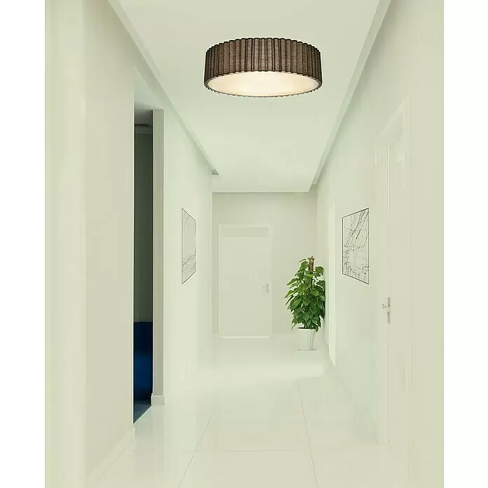 Tween Light Deckenleuchte rund Siena - 160 W, Grau, E14 - Dunkle, plissierte Stoffdeckenleuchte mit leuchtendem Diffusor beleuchtet einen modernen Flur.