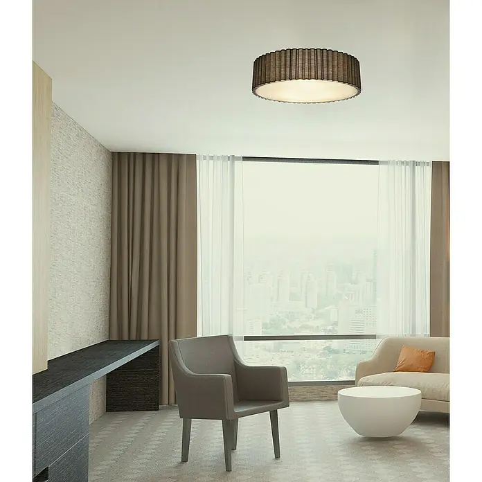 Tween Light Deckenleuchte rund Siena - 160 W, Grau, E14 - Ein modernes Wohnzimmer mit stilvoller Deckenleuchte, Sessel und Sofa vor einem großen Fenster mit Stadtblick.