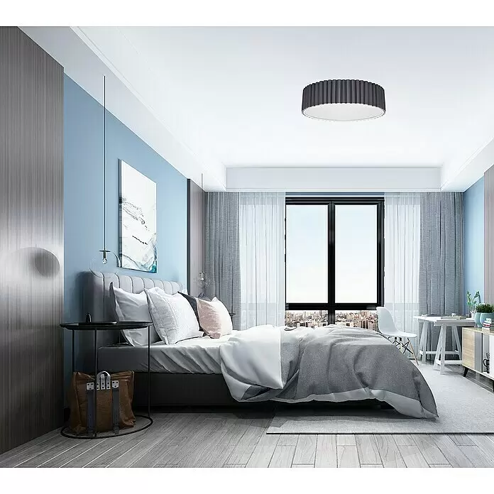 Tween Light Deckenleuchte rund Siena - 160 W, Grau, E14 - Ein helles, modernes Schlafzimmer mit blauer Akzentwand, grauem Bett und großem Fenster mit Stadtblick. Mit schwarzer Deckenleuchte und weißem Schreibtisch.