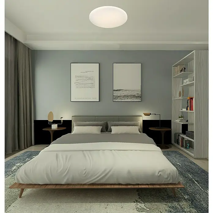 Tween Light LED-Deckenleuchte rund Venezia - 30 W, Ø x H: 500 mm x 7,5 cm, Weiß, Warmweiß - Helles Schlafzimmer mit einem großen Bett, einem runden Deckenlicht und einem Bücherregal. Das Zimmer strahlt Ruhe und Komfort aus.
