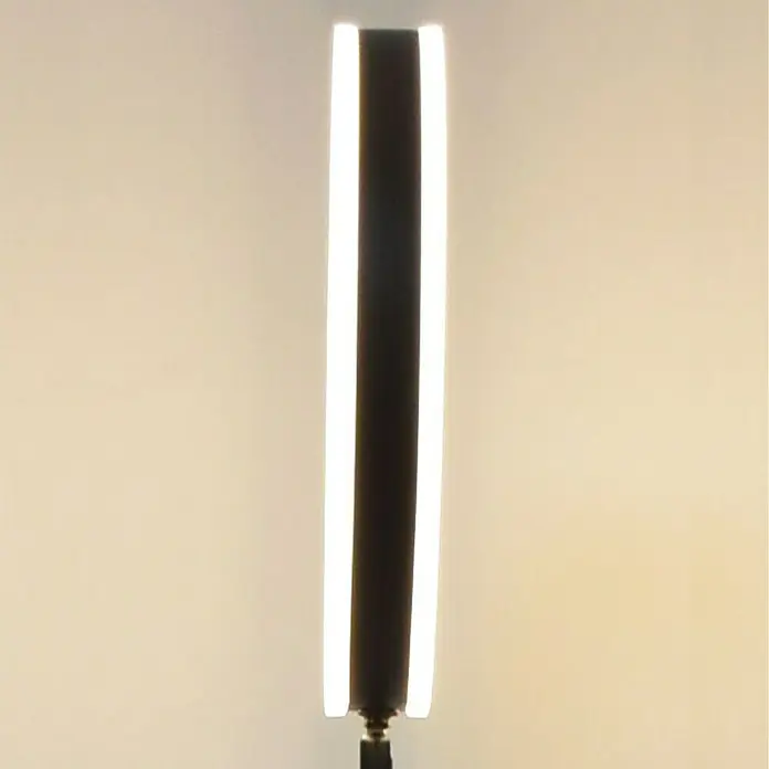 Lavida Ring LED-Stehleuchte - Höhe: 180 cm, Schwarz, Warmweiß - Nahaufnahme einer LED-Stehlampe mit schlankem, modernem Design, das helles, indirektes Licht erzeugt und eine elegante Atmosphäre schafft.
