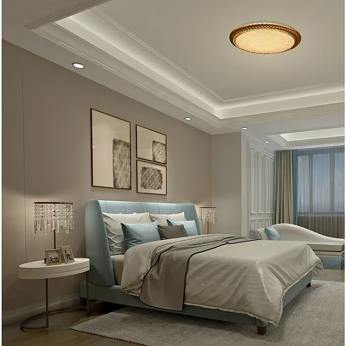 Tween Light LED-Deckenleuchte Ferrada - 24 W - Ein Schlafzimmer mit einem großen Bett, Nachttischen mit Lampen und einer auffälligen runden Deckenleuchte, die für warmes Licht sorgt.