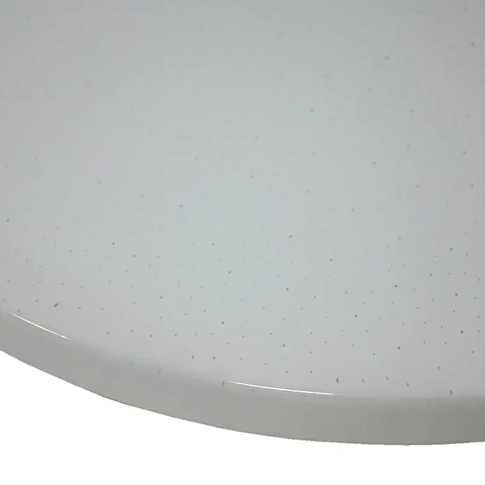 Tween Light LED-Deckenleuchte rund Venezia - 30 W, Ø x H: 500 mm x 7,5 cm, Weiß, Warmweiß - Nahaufnahme einer LED-Deckenleuchte mit Sternenmuster. Die Lampe hat eine runde Form und ein weißes Gehäuse, das für eine gleichmäßige Lichtverteilung sorgt.