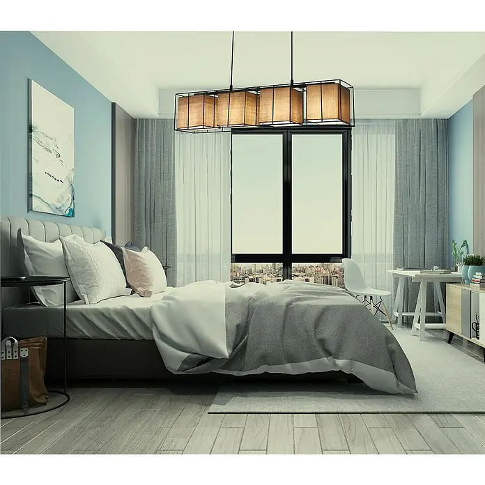 Tween Light Pendelleuchte Palermo - Höhe: 120 cm - Elegantes Schlafzimmer mit einem modernen Kronleuchter über dem Bett, der dem Raum eine warme Atmosphäre verleiht. Das grosse Fenster bietet einen herrlichen Blick.
