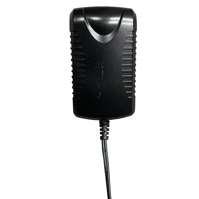 Tween Light LED-Stehleuchte Anzio - 19 W, Höhe: 140 cm, Weiß, RGB - Nahaufnahme eines schwarzen Netzteils mit Kabel vor einem dunklen Hintergrund, das zur Stromversorgung elektronischer Geräte verwendet wird.