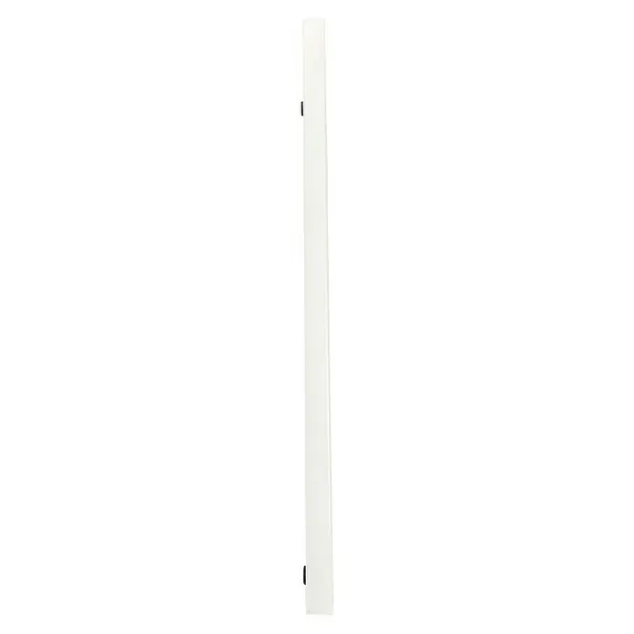 Tween Light LED-Stehleuchte Anzio - 19 W, Höhe: 140 cm, Weiß, RGB - Ein vertikaler Schuss von schmalen, weißen Regalen, die an einer dunklen Wand montiert sind, was ein minimalistisches und modernes Design zeigt.
