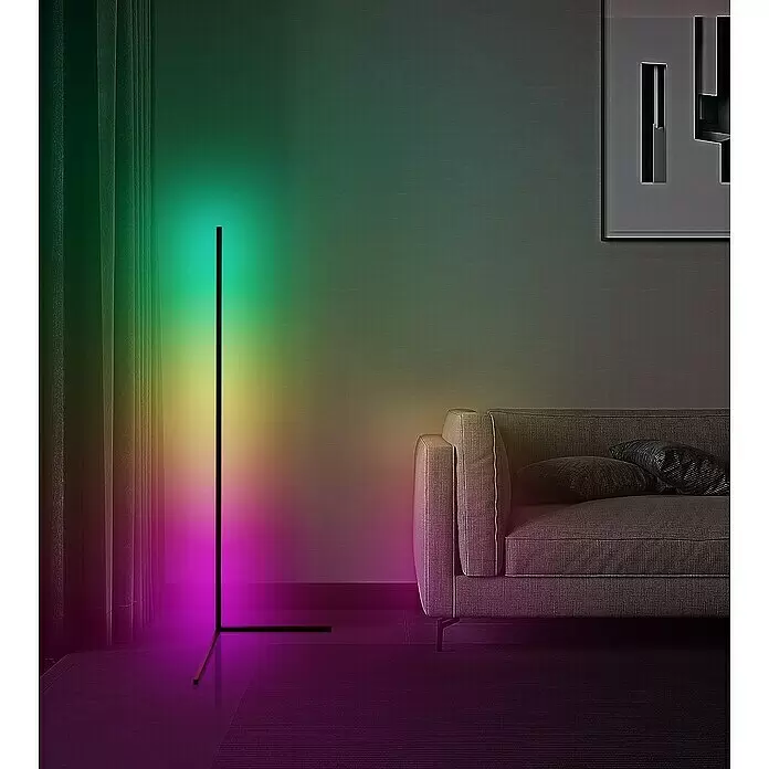 Tween Light LED-Stehleuchte Anzio - 19 W, Höhe: 140 cm, Schwarz, RGB - Schwarze RGB-Eckstehleuchte, die ein modernes Wohnzimmer mit farbigem Gradientenlicht beleuchtet.