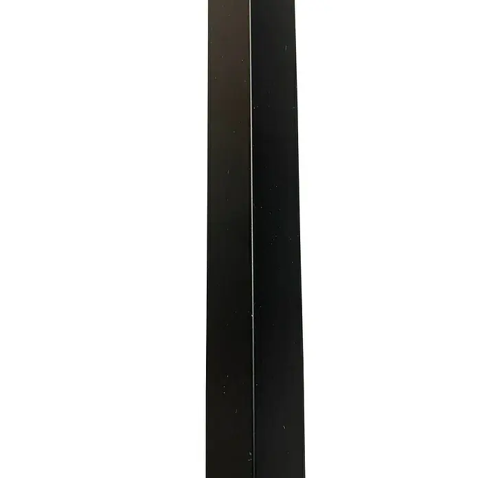 Tween Light LED-Stehleuchte Anzio - 19 W, Höhe: 140 cm, Schwarz, RGB - Nahaufnahme von zwei schlanken, schwarzen Metallprofilen, die sich auf einem dunklen Hintergrund elegant abheben.