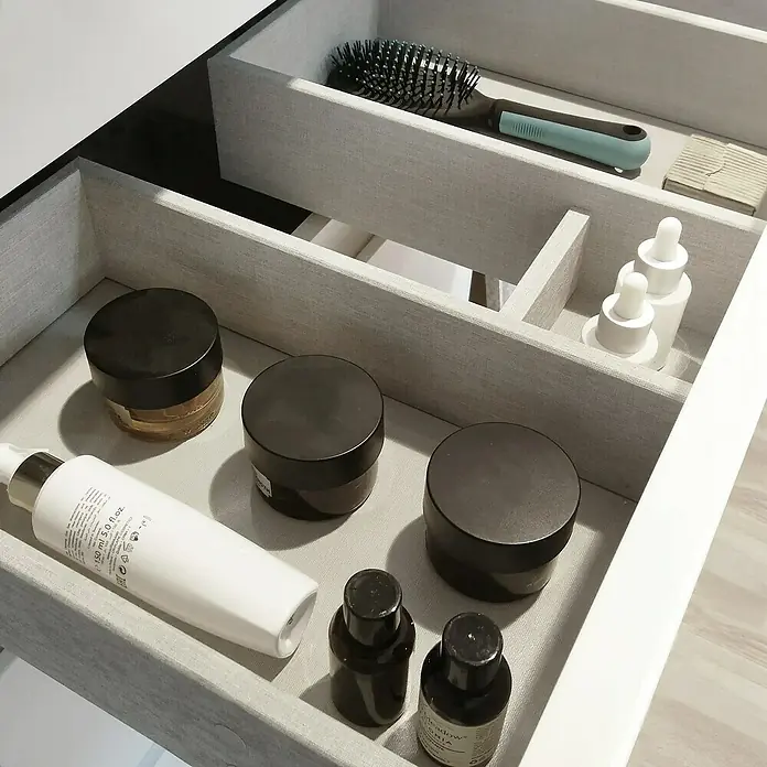 Artysan Mueble bajo de lavabo Lanza Slim - L x An x Al: 38,6 x 90 x 83,3 cm, Blanco - Cajón de maquillaje organizado que muestra productos para el cuidado de la piel, cepillo para el cabello y cosméticos en compartimentos.