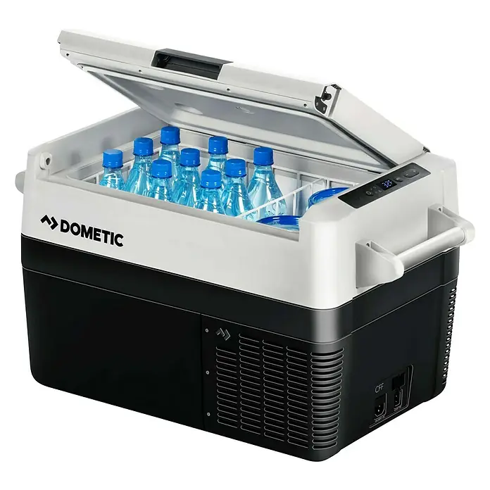 Dometic Kompressor Kühlbox CFF35 - L x B x H: 71,5 x 39,8 x 40,7 cm, 34 l - Der Dometic Kühlbox mit offenem Deckel, gefüllt mit blauen Wasserflaschen, ideal für unterwegs. Praktische Kühlung für Reise und Freizeit.