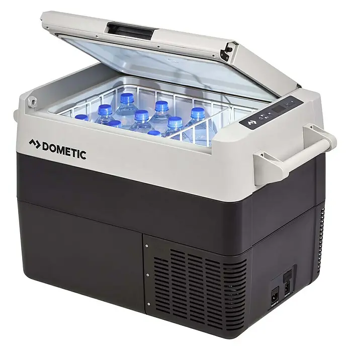 Dometic Kompressor Kühlbox CFF45 - L x B x H: 71,5 x 39,8 x 47,5 cm, 44 l - Der Dometic Kühlbox ist mit Wasserflaschen gefüllt. Die Box ist grau und schwarz mit digitalem Display und Tragegriff.