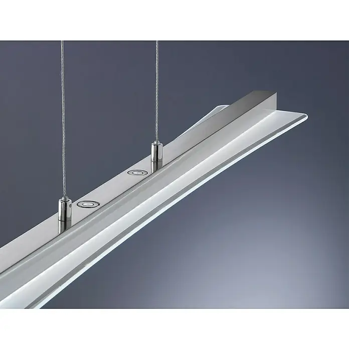 Reality Leuchten LED-Pendelleuchte Smash - 18 W, L x B x H: 12 x 100 x 150 cm, Nickel - Nahaufnahme einer modernen LED-Hängeleuchte mit silbernen Akzenten und feinen Aufhängungsseilen vor einem grauen Hintergrund.
