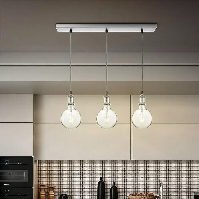 Home Sweet Home Pendelleuchte - L x B x H: 66 x 9,3 x 109 cm, Silber, E27 - Drei Pendelleuchten mit großen, klaren Glühbirnen hängen von einer silbernen Deckenplatte über einer Küchenzeile.