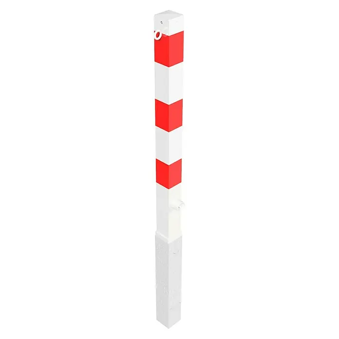 Schake Sperrpfosten - L x B x H: 70 x 70 x 1.400 mm, Stahl, Montageart: Stecken, Dreikantverriegelung, Öse - Dieses Bild zeigt einen rot-weiß gestreiften Absperrpfosten. Der Pfosten ist rechteckig und steht auf einem grauen Betonfundament.