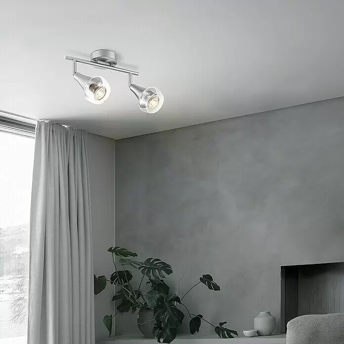 LED-Deckenstrahler Vaya - 5,8 W, L x B x H: 26 x 9 x 16,5 cm, Silber, Warmweiß - Silberne Deckenleuchte mit zwei verstellbaren Strahlern, montiert in einem modernen Raum.