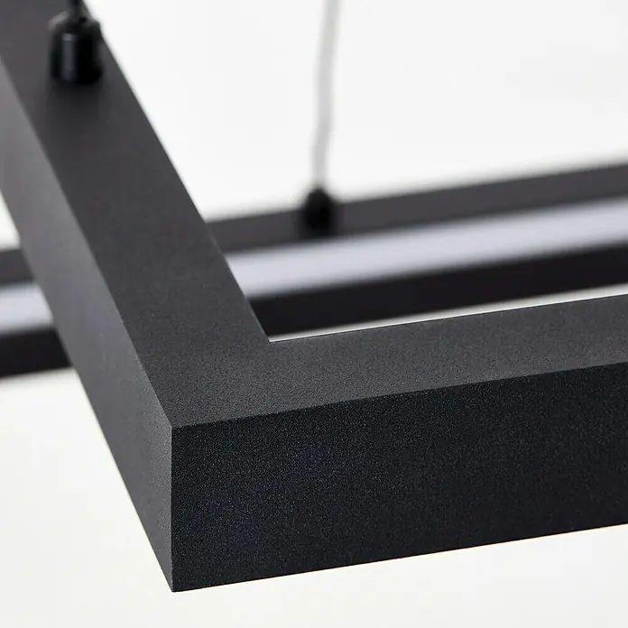 Brilliant LED-Pendelleuchte Icarus - L x B x H: 180 x 50 x 50 cm, Schwarz, RGB - Detailaufnahme einer modernen, rechteckigen, schwarzen Deckenleuchte, die ein minimalistisches und stilvolles Design aufweist.