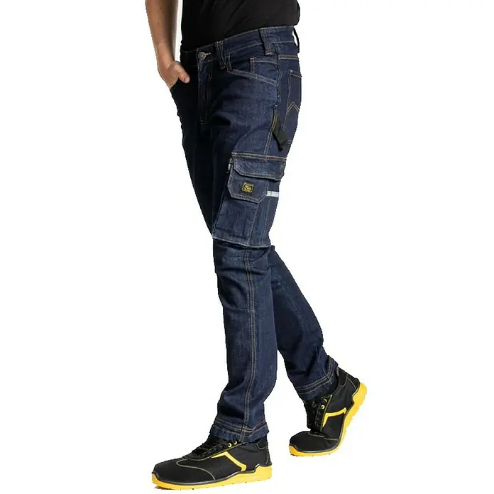 Arbeitshose Jeans - Konfektionsgröße: 48 - Abgebildet ist eine lässige, dunkelblaue Jeans mit einer praktischen Cargotasche am Oberschenkel und dazu passende schwarze Schuhe mit gelben Akzenten.