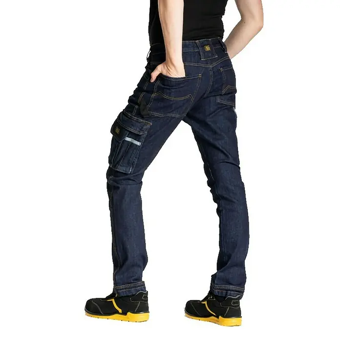 Arbeitshose Jeans - Konfektionsgröße: 48 - Cargo-Jeans in Marineblau mit Seitentaschen und gelb-schwarzen Sicherheitsschuhen für den perfekten Arbeitslook.