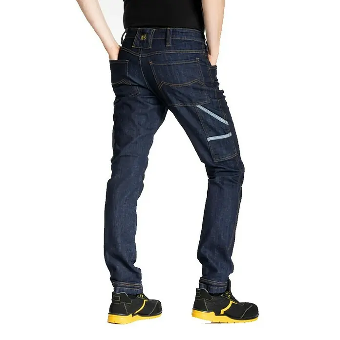 Arbeitshose Jeans - Konfektionsgröße: 48 - Hier ist eine Nahaufnahme von dunkelblauen Arbeiterjeans und Arbeitsschuhen.