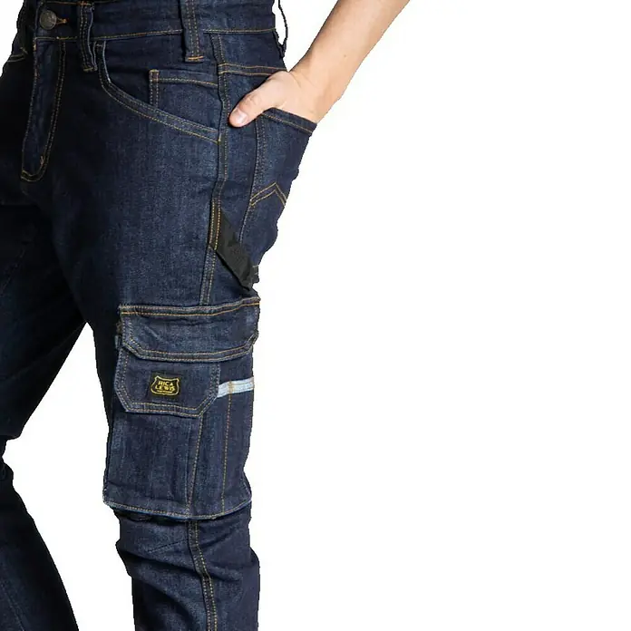 Arbeitshose Jeans - Konfektionsgröße: 48 - Nahaufnahme einer Jeans mit Cargotasche und einer Hand in der Hosentasche. Bequeme und strapazierfähige Hose für jeden Tag.
