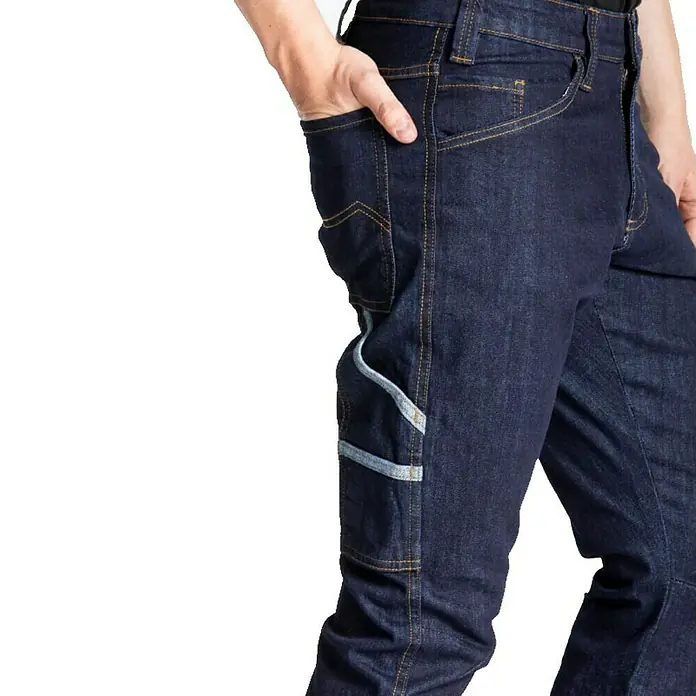 Arbeitshose Jeans - Konfektionsgröße: 48 - Nahaufnahme einer Person, die eine dunkelblaue Arbeitshose mit hellblauen Details und praktischen Taschen trägt.